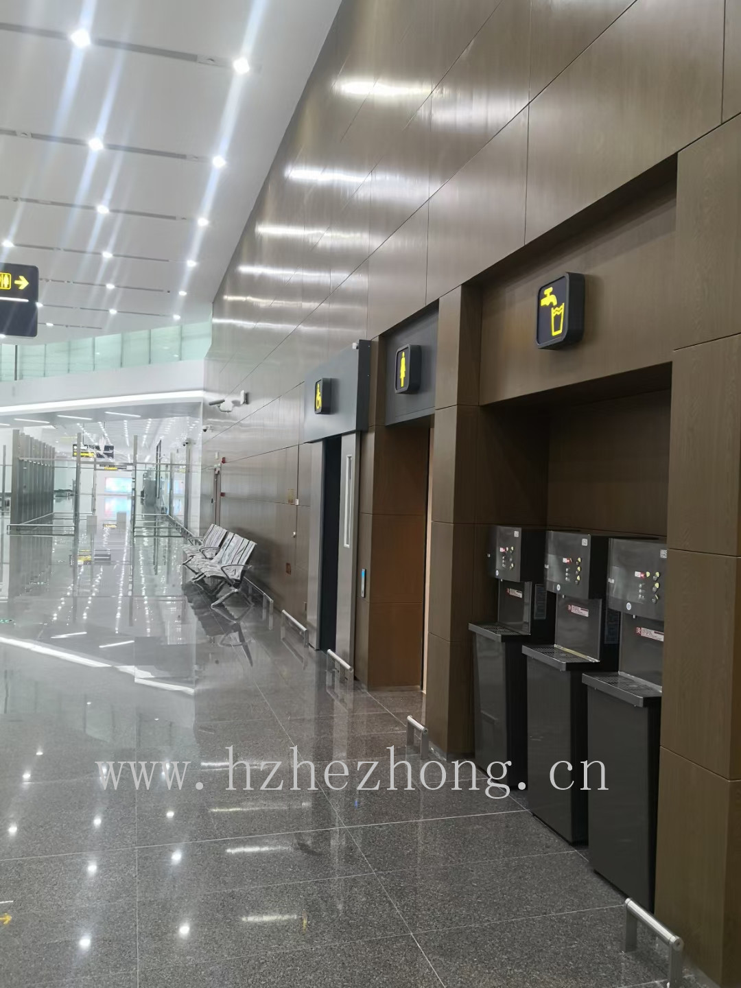 直饮水机什么牌子最好  青岛胶东国际机场使用贺众牌饮水机(图2)